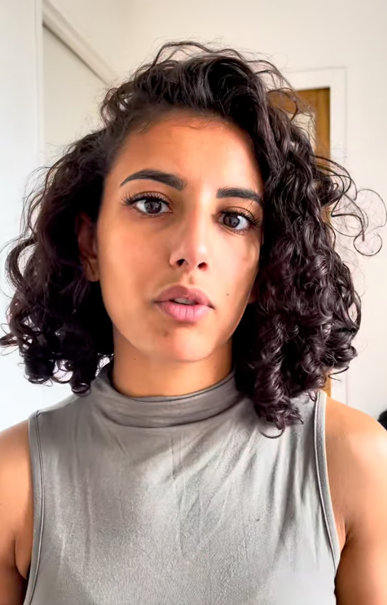 Cargar video: <p>Ne vous découragez pas si la pose vous semble difficile au début : c’est tout à fait normal.<br/><br/>Avec nos cils magnétiques, <strong>tout repose sur la technique</strong>.</p><p>C’est pourquoi nous avons préparé ce <strong>tutoriel vidéo exclusif</strong>, réalisé par une femme pour les femmes, qui vous montre pas à pas :</p><ul><li><br/>comment positionner vos cils sur l’applicateur,<br/></li><li>Comment les rapprocher au ras de vos cils naturels,<br/></li><li>Comment réussir la pose en quelques secondes.<br/></li></ul><p>👉 <strong>Regardez bien cette vidéo et suivez chaque geste</strong> : cela change absolument tout.<br/><br/>Après un ou deux essais, vous verrez… vos cils se poseront en <strong>3 secondes chrono</strong> avec un rendu naturel et élégant.</p>